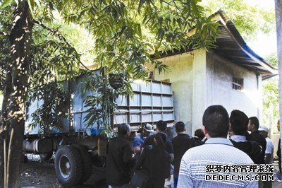 密支那华人公墓存放远征军遗骸的房子被卡车堵门