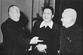 马寅初（左）、李德全（中）邵力子（右）在1957年全国政协二届三次会议召开期间。